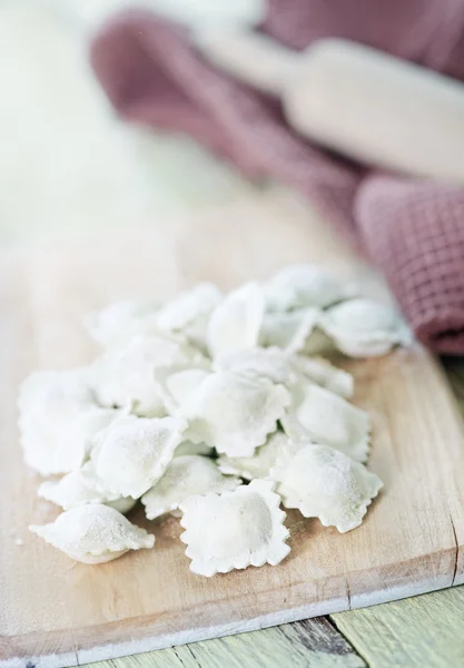 Flour and raw ravioli — Stock Photo, Image