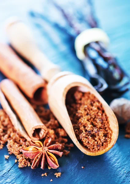 Aroma baharat ve kahverengi şeker — Stok fotoğraf