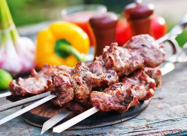 Kebab e produtos hortícolas crus — Fotografia de Stock