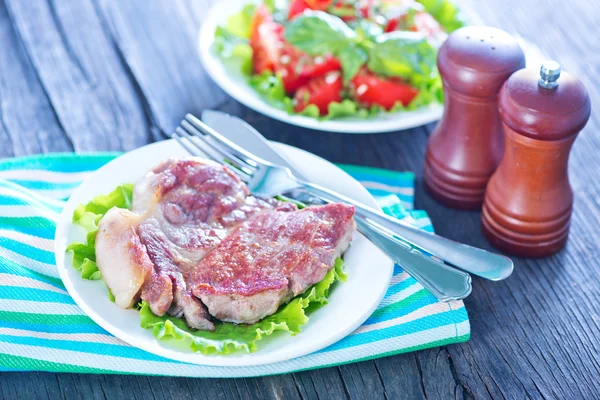 Stekt kött på tallriken — Stockfoto