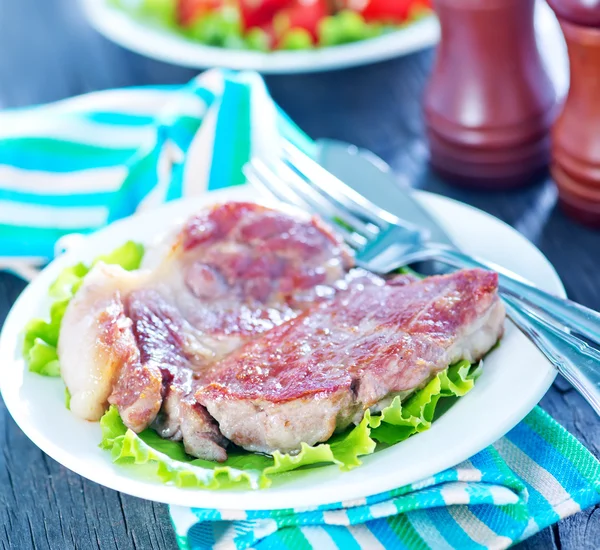 Stekt kött på tallriken — Stockfoto