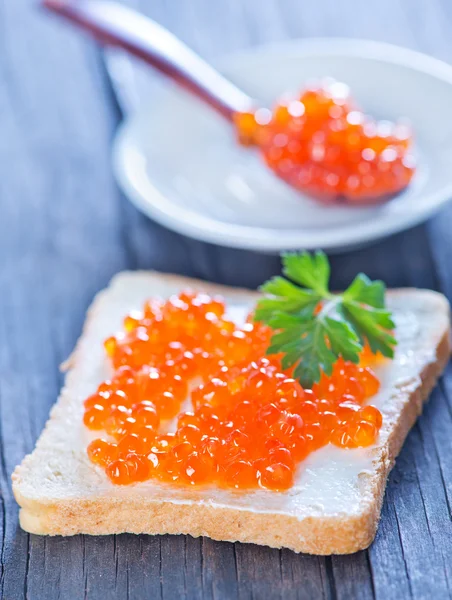 Bröd med kaviar på bordet — Stockfoto