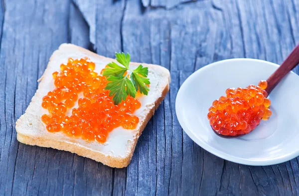 Bröd med kaviar på bordet — Stockfoto