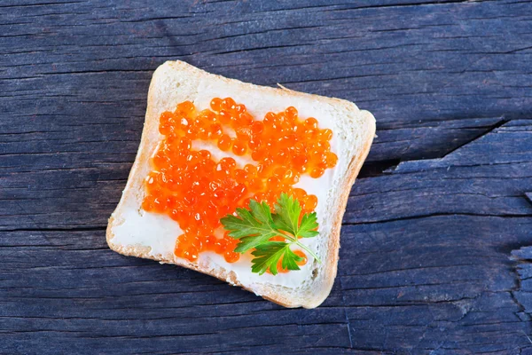 Pain avec caviar sur la table — Photo