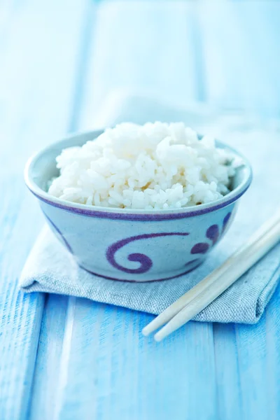 Kokt ris i skål — Stockfoto