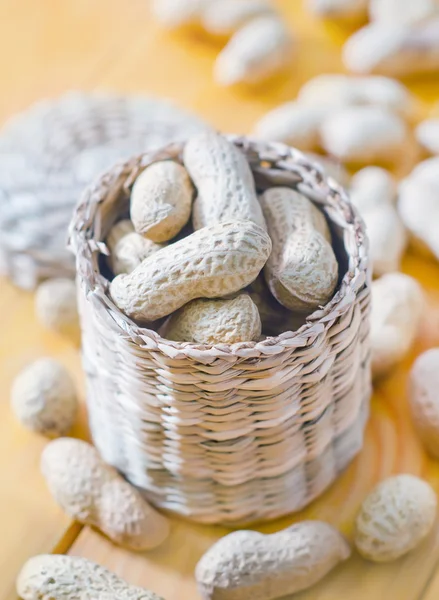 Frutta a guscio nel cestino di legno — Foto Stock