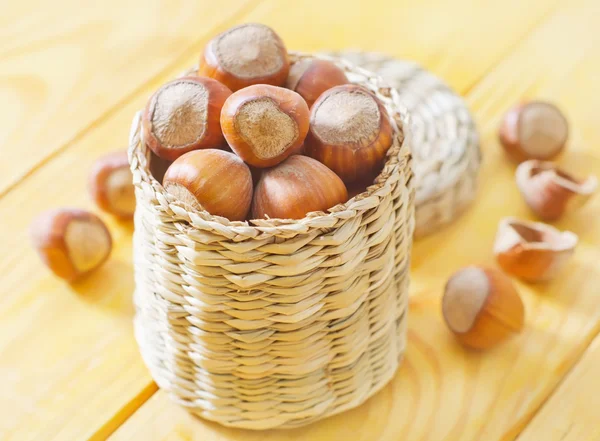 Nozes em cesta de madeira — Fotografia de Stock