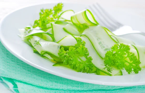 Ensalada fresca con pepinos —  Fotos de Stock