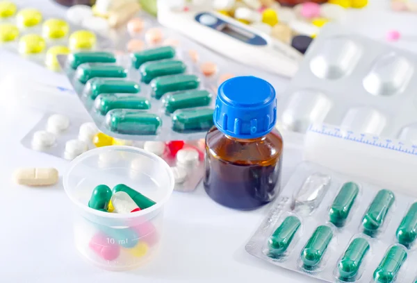 Píldoras de color y botella médica —  Fotos de Stock