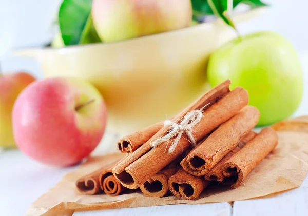Cinnamon and fresh apples — Stock Photo, Image