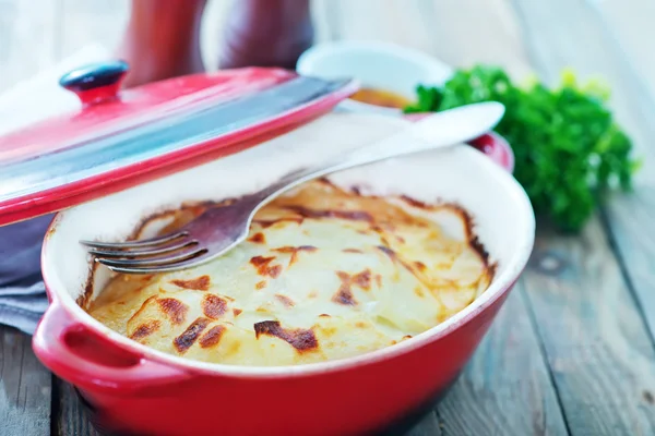 Aardappelgratin in kom — Stockfoto