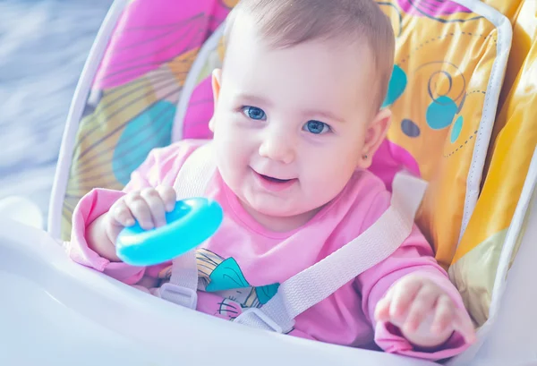 Niña esperando por comida —  Fotos de Stock