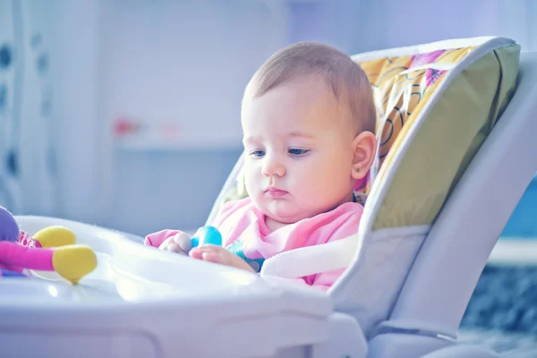 Mädchen wartet auf Nahrung — Stockfoto