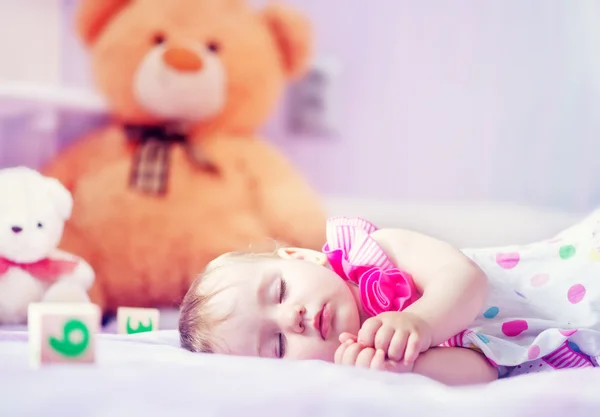 Pieni nukkuva lapsi — kuvapankkivalokuva