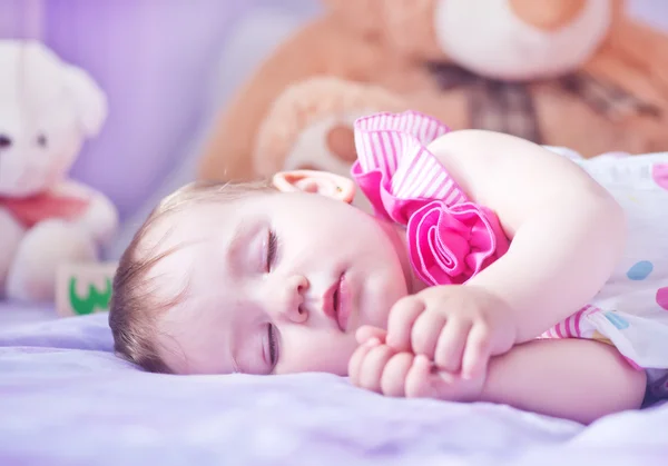 Маленький спящий ребенок — стоковое фото