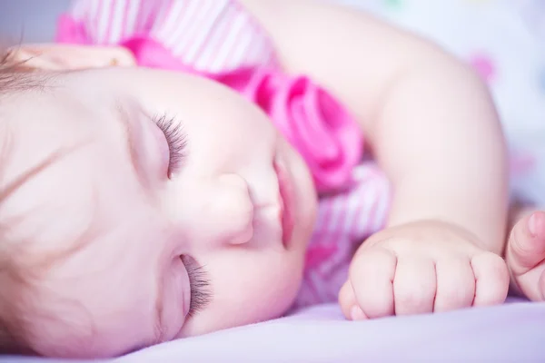 Kleines schlafendes Kind — Stockfoto