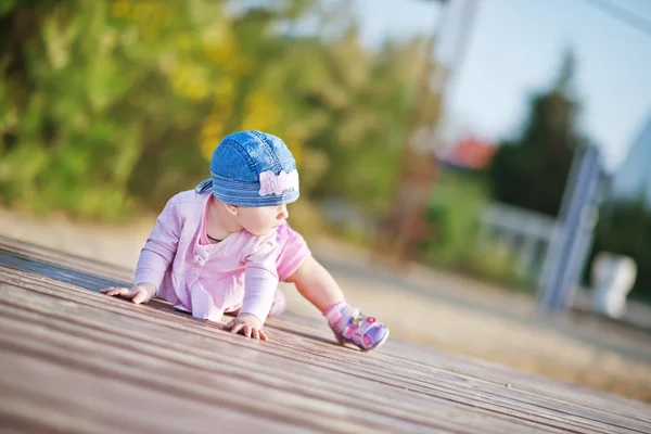 Baby girl on wooden pier — Stock Photo, Image