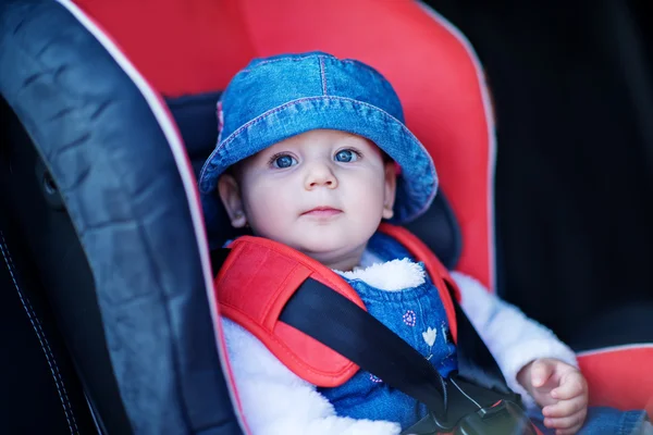 Ребенок в автокресле безопасности — стоковое фото