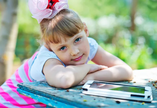 タブレットPCを持つ女の子 — ストック写真