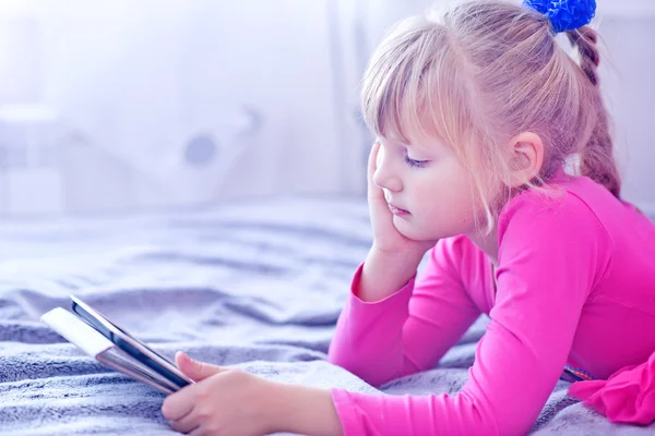 Bambina utilizzando tablet pc — Foto Stock
