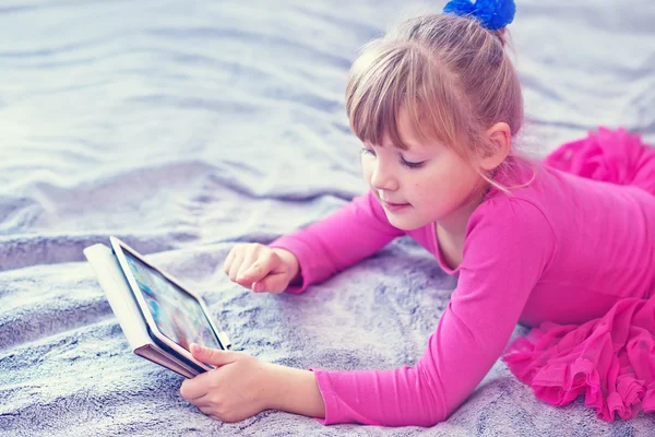 Klein meisje met tablet pc — Stockfoto