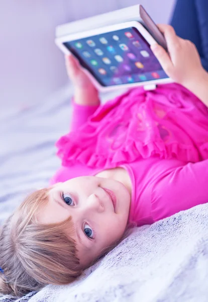 Tablet kullanan küçük kız — Stok fotoğraf