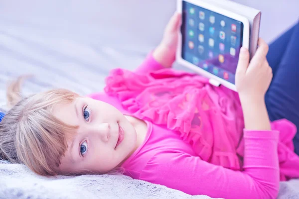 Fetiță folosind tabletă PC — Fotografie, imagine de stoc