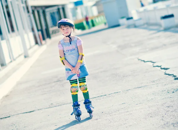 Mała dziewczynka rollerskating na ulicy — Zdjęcie stockowe