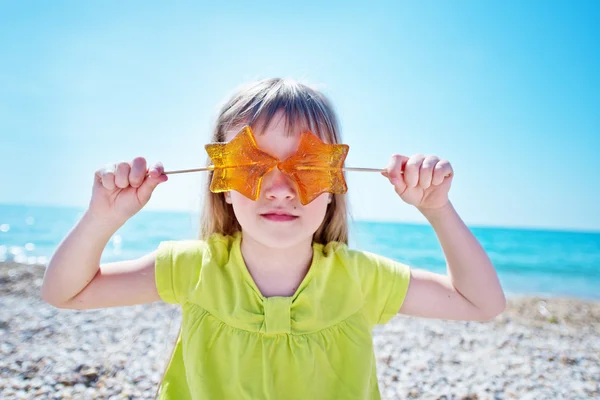 Schattig klein meisje met lollies — Stockfoto