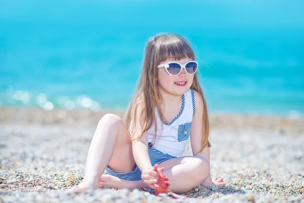 Menina em óculos de sol na praia — Fotografia de Stock
