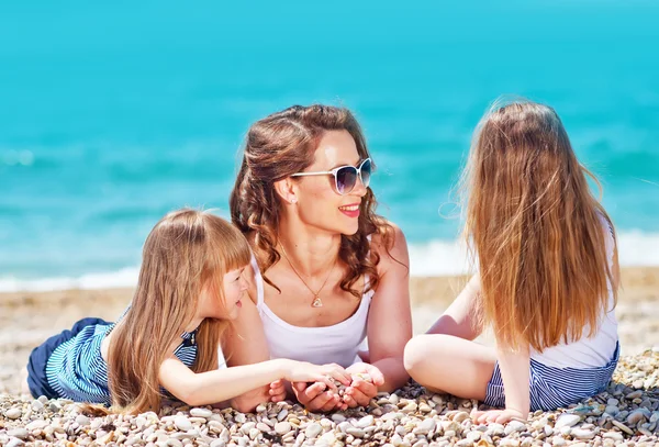Frau mit zwei kleinen Mädchen — Stockfoto