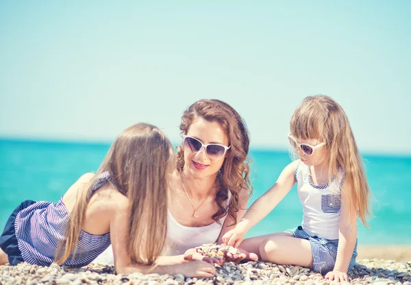 Mulher com duas meninas — Fotografia de Stock