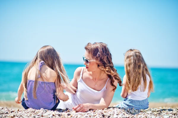 Žena s dvěma holčičkama — Stock fotografie