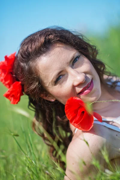 Woman with poppy flowers — Stock Photo, Image