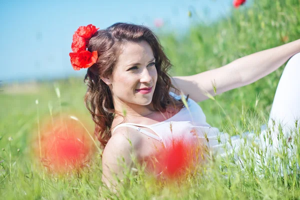 Žena s makovými květy — Stock fotografie