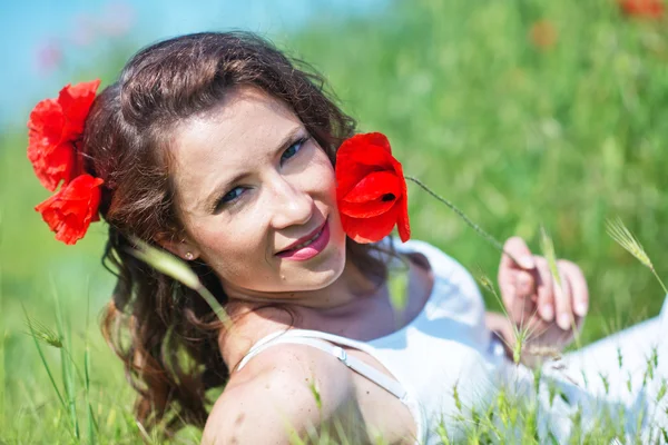 Mujer con flores de amapola — Foto de Stock