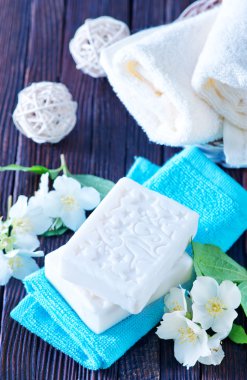 Beyaz sabun ve havlu