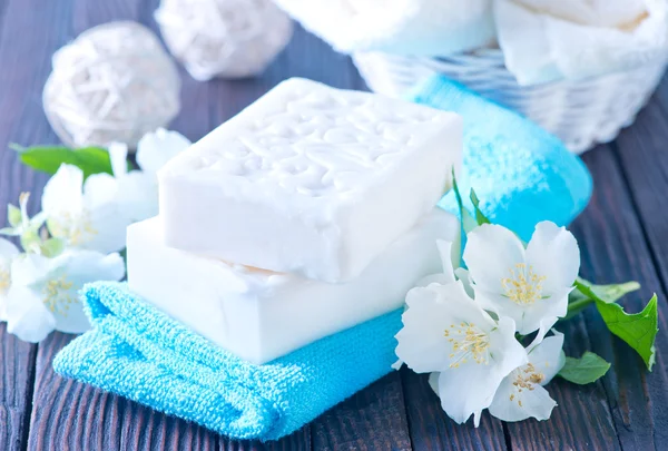 Witte zeep en handdoeken — Stockfoto