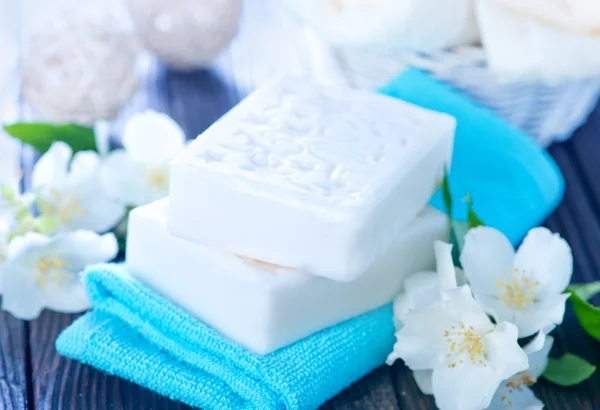 Białe mydło i ręczniki — Zdjęcie stockowe