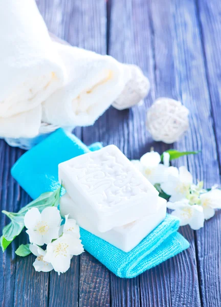 Белое мыло и полотенца — стоковое фото