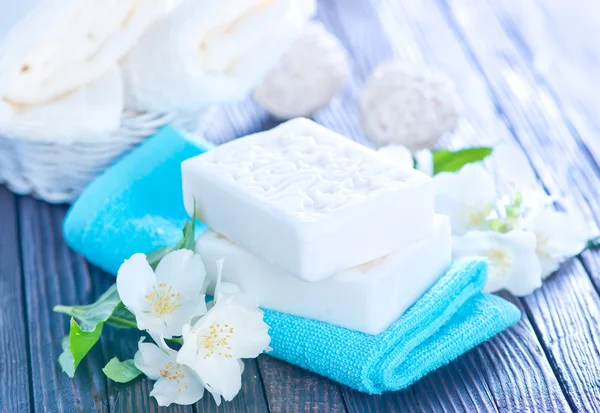 Białe mydło i ręczniki — Zdjęcie stockowe