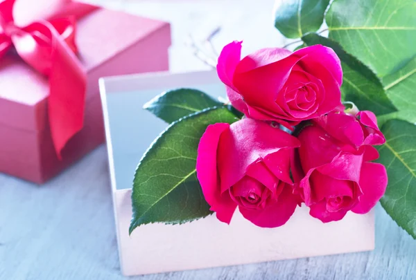Schachtel für Geschenke und rote Rosen — Stockfoto