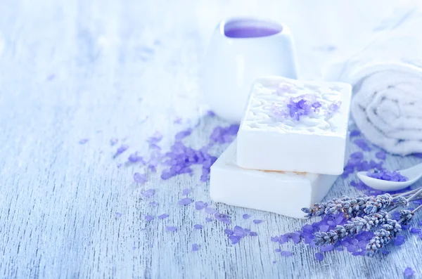 Sapone e asciugamano alla lavanda — Foto Stock