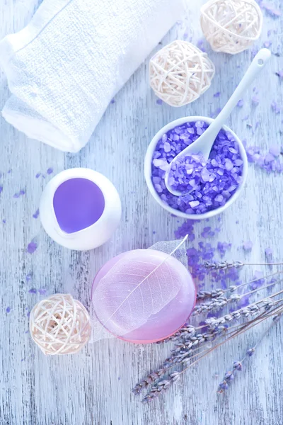 Sabão e toalha de lavanda — Fotografia de Stock