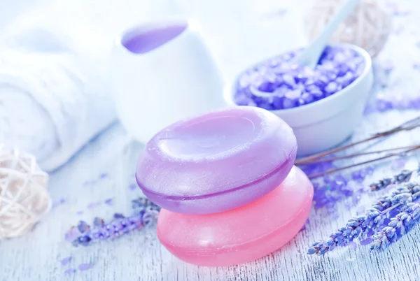 Sapone e asciugamano alla lavanda — Foto Stock