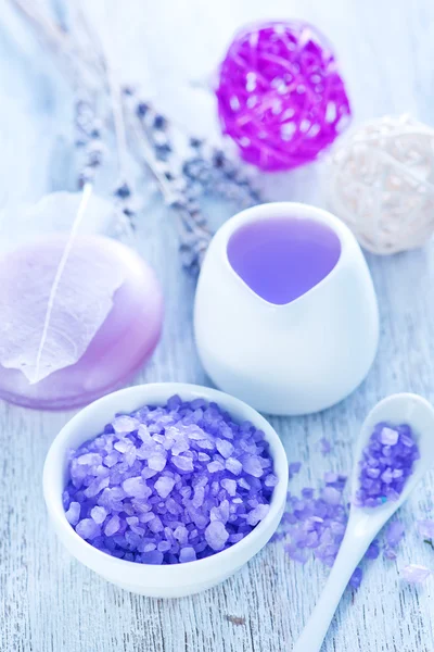 Lavendel tvål och handduk — Stockfoto