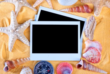 Deniz kabukları ve fotoğraf çerçeveleri