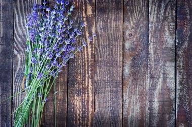 bir masaya lavanta çiçek