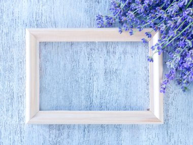 bir masaya lavanta çiçek