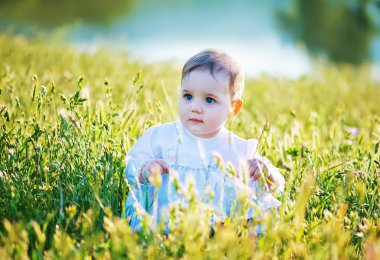 Küçük kız açık havada, güneş ışığı